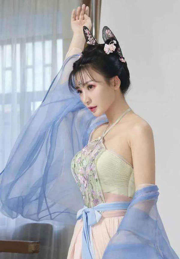 柳岩真是大号水蜜桃，性感凸凹身材想藏也藏不住