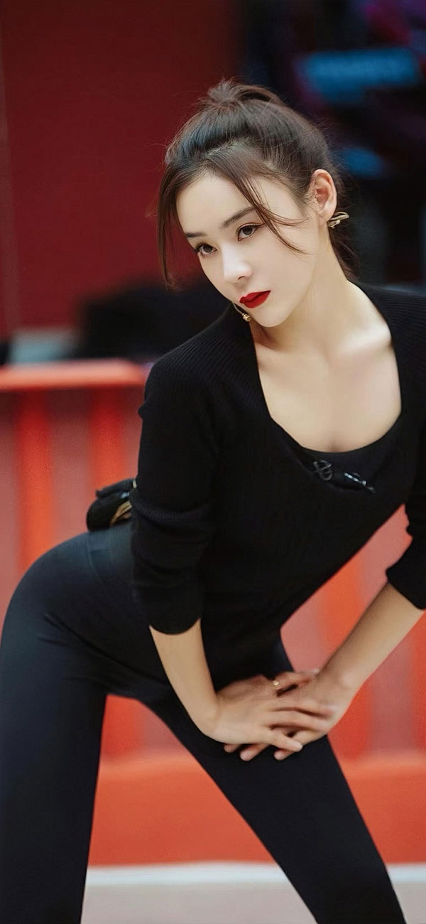 李一桐和袁姗姗紧身裤穿搭大秀火辣身材