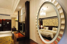 酒店的大镜子对着床做什么用的？