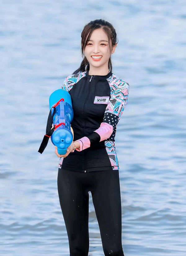 吴宣仪紧身裤泳装图片，海边实拍生图可爱又性感