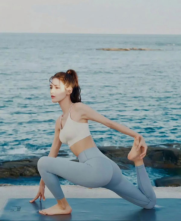 张予曦穿瑜伽服练瑜伽美照，凸凹有致身材太绝了