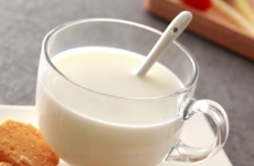 牛奶和可乐哪个热量高一些？
