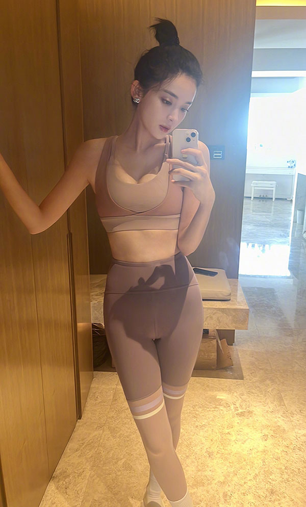 古力娜扎穿紧身瑜伽服健身图片，曲线完美凸凹有致