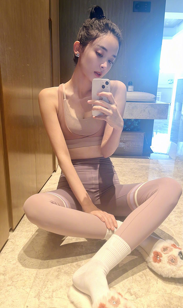 古力娜扎穿紧身瑜伽服健身图片，曲线完美凸凹有致