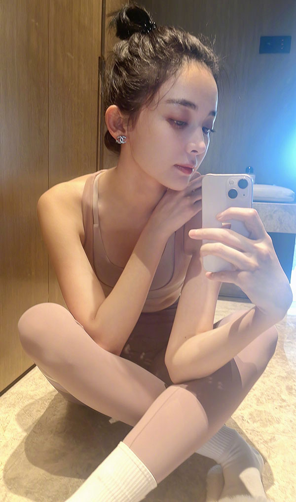古力娜扎穿紧身瑜伽服健身图片，曲线完美凸凹有致