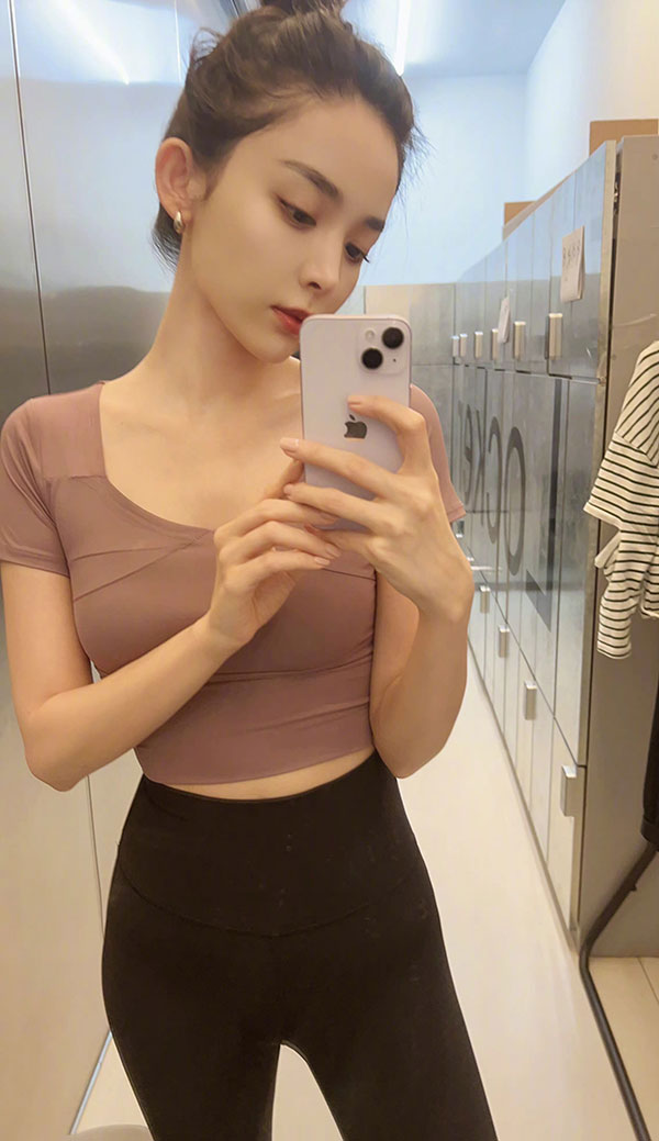 古力娜扎穿紧身瑜伽服健身图片，曲线完美凸凹有致