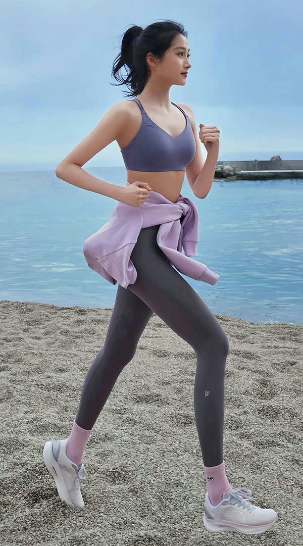 关晓彤晒沙滩健身美照，紧身瑜伽裤凸显性感翘臀