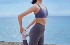 关晓彤晒沙滩健身美照，紧身瑜伽裤凸显性感翘臀
