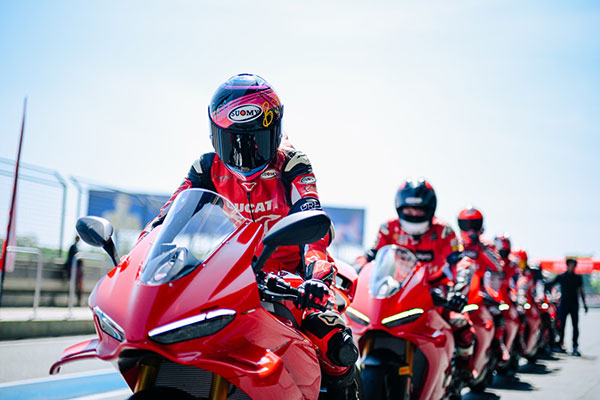 杜卡迪全新Panigale V4正式上市，重新定义高性能骑行时代