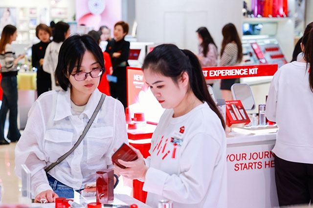 兰蔻等化妆品在银泰百货卖到全国第一