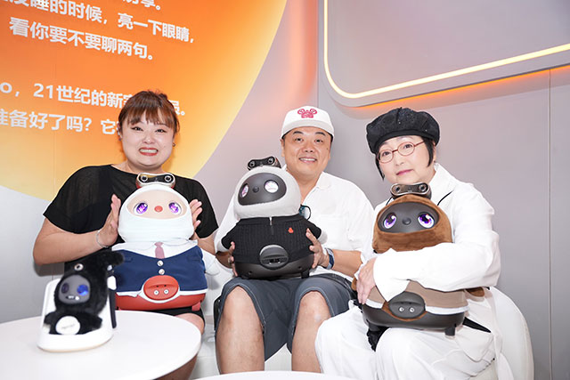 明星纷纷驻足体验migo机器人 明星纷纷驻足体验migo机器人